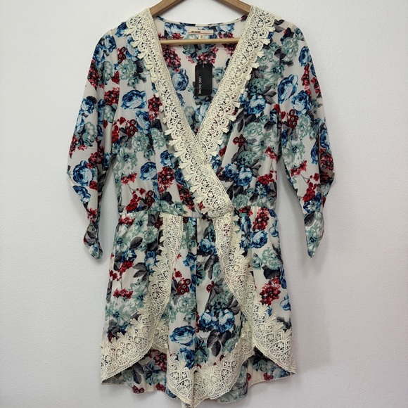 Love Culture Floral and Lace Romper NWT size Medium - Picture 1 of 11